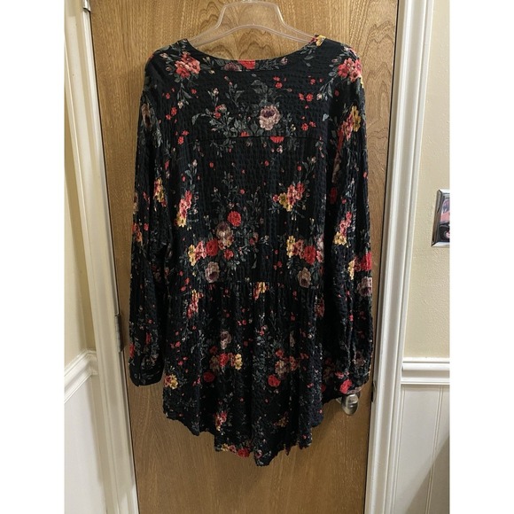 Torrid Emma Crinkle Gauze Long Sleeve Tunic Top Size 3 Black Floral Flowy Peplum - Picture 13 of 16